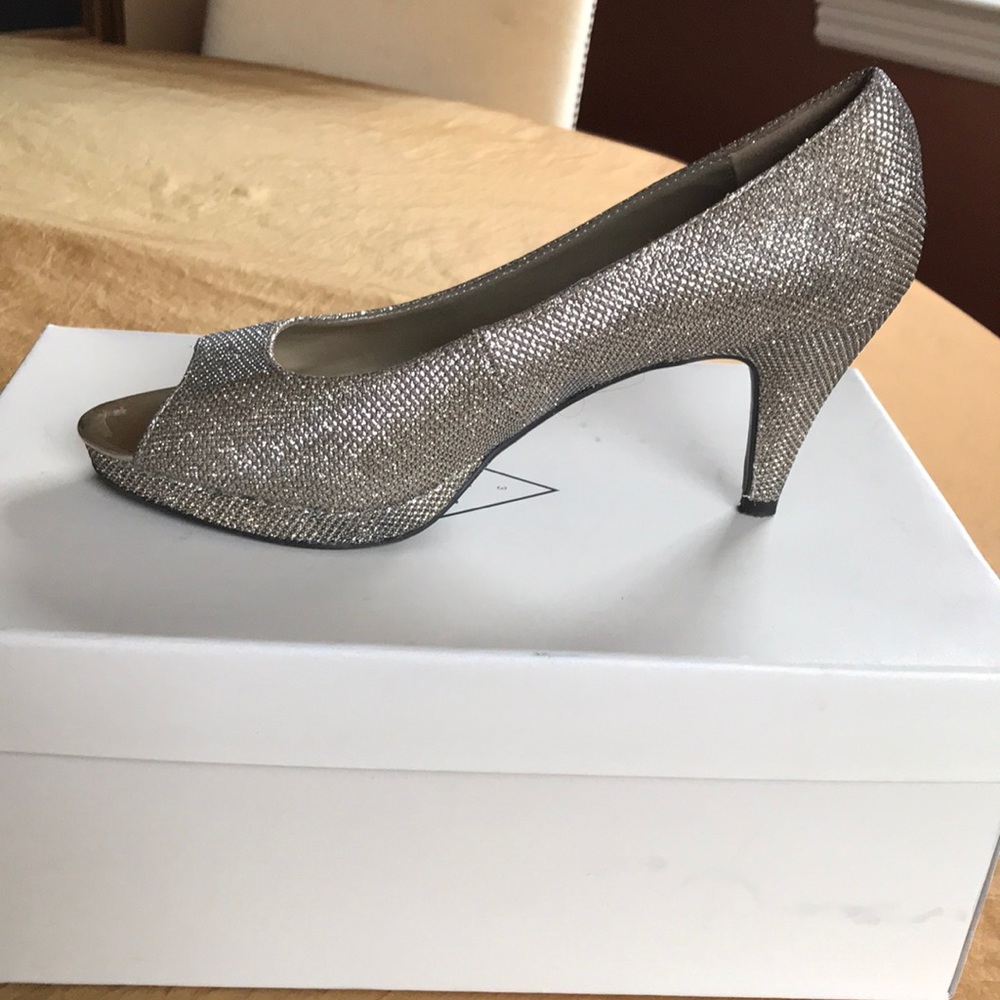 Nice sparkle shoe. Matches everything.